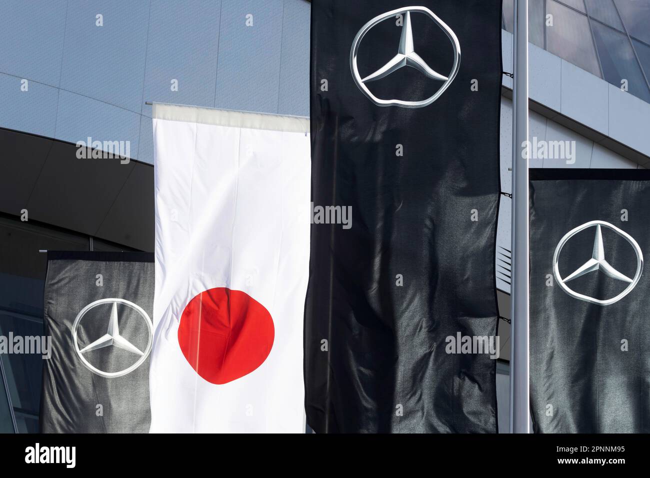 Mercedes-Benz Museum, Stoccarda, architettura ben van Berkel, UNStudio. Di fronte alle bandiere di Mercedes e la bandiera del Giappone, industria automobilistica Foto Stock