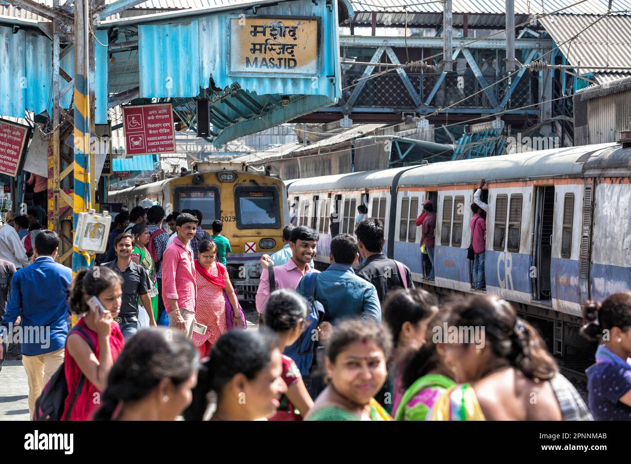 Treni affollati e passeggeri alla STAZIONE DI MASJID della Central Line, Mumbai, Maharashtra, India Foto Stock