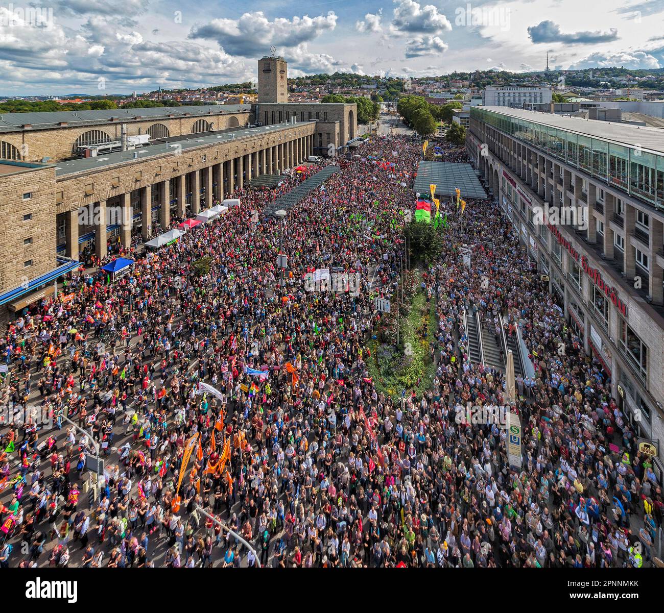 Grande manifestazione contro TTIP e CETA, 30, 000 protesta contro il previsto accordo di libero scambio presso la stazione ferroviaria principale nel 2009, Stoccarda Foto Stock