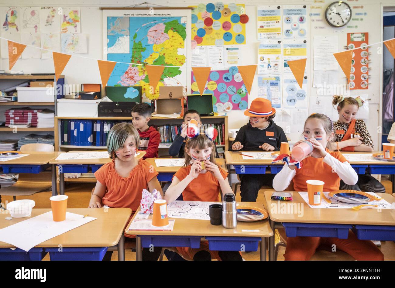 UTRECHT - 20/04/2023, UTRECHT - Bambini durante l'undicesima edizione dei Giochi del Re, che si svolgerà in 2 giorni nel 2023 a causa della Sugar Fest. I Giochi del Re furono organizzati per la prima volta nel 2013, nel contesto dell'inaugurazione del Re Willem-Alexander. L'obiettivo era mostrare ai bambini e ai genitori della scuola elementare che mangiare una buona colazione insieme e fare esercizio fisico attivo sono importanti e divertenti. ANP EVA PLEVIER olanda fuori - belgio fuori Foto Stock