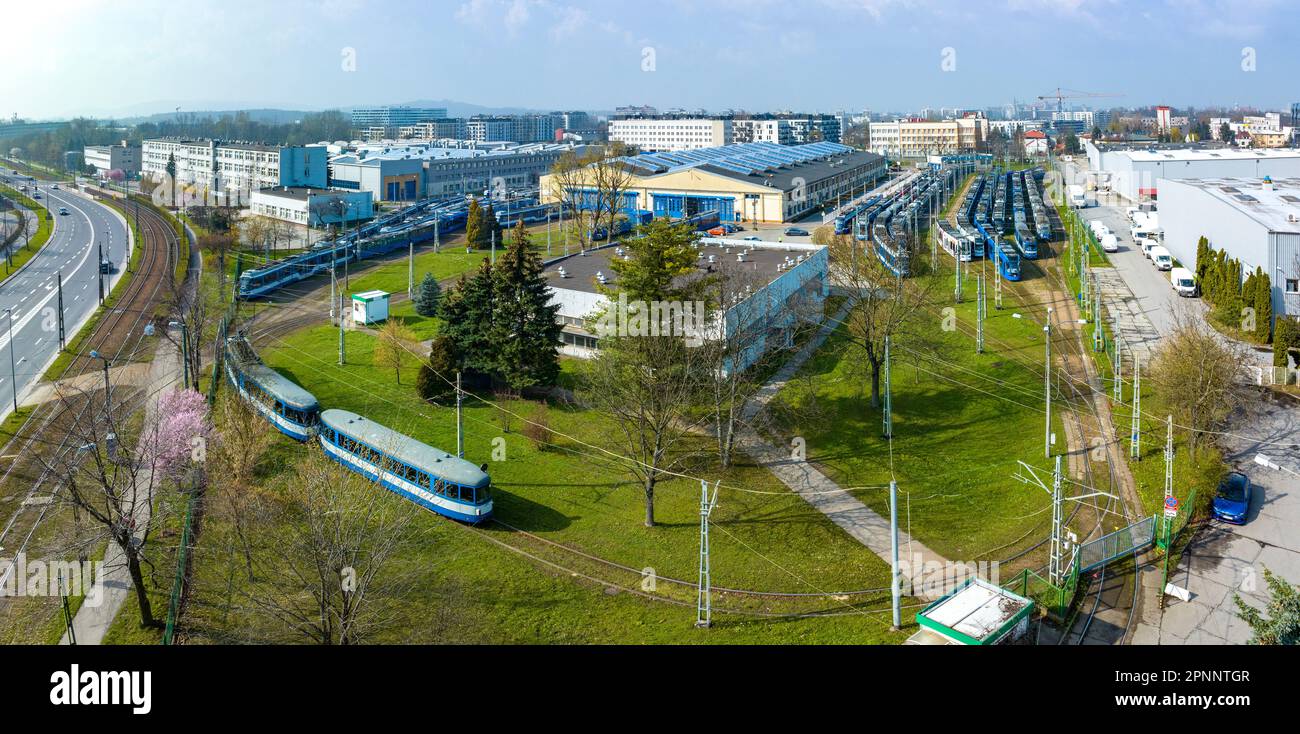 Panorama aereo di un deposito di tram pieno di tram blu a Cracovia, Polonia Foto Stock