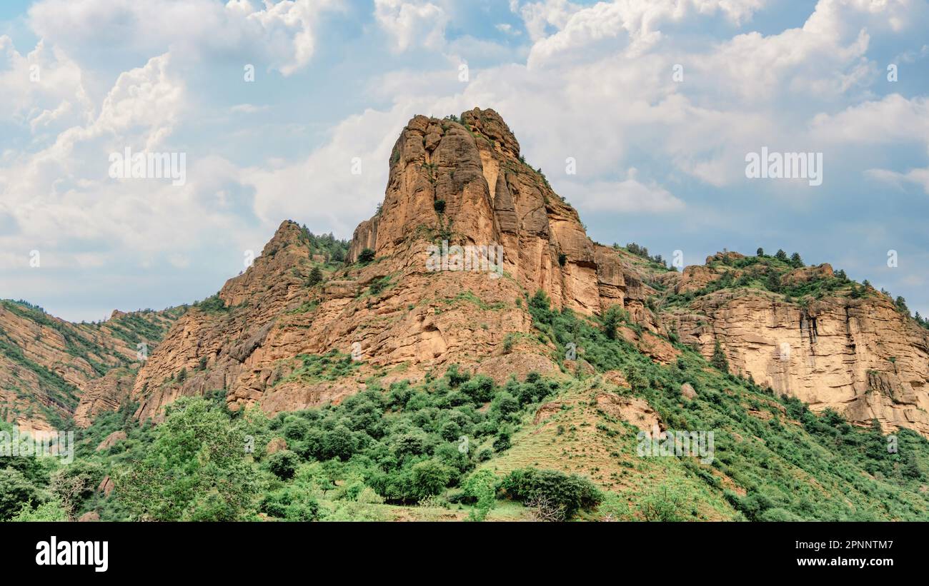 Kirghizistan natura verde paesaggio con vaste montagne. Il Kirghizistan è un paese senza sbocco sul mare situato nell'Asia centrale, noto per la sua aspra e montuosa t Foto Stock
