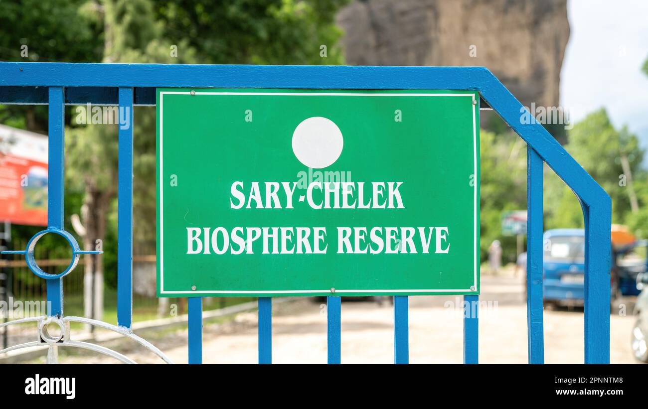 Segnaletica per il paesaggio della riserva naturale di Sary-Chelek, un'area protetta situata in Kirghizistan. Ospita una vasta gamma di specie vegetali e animali Foto Stock