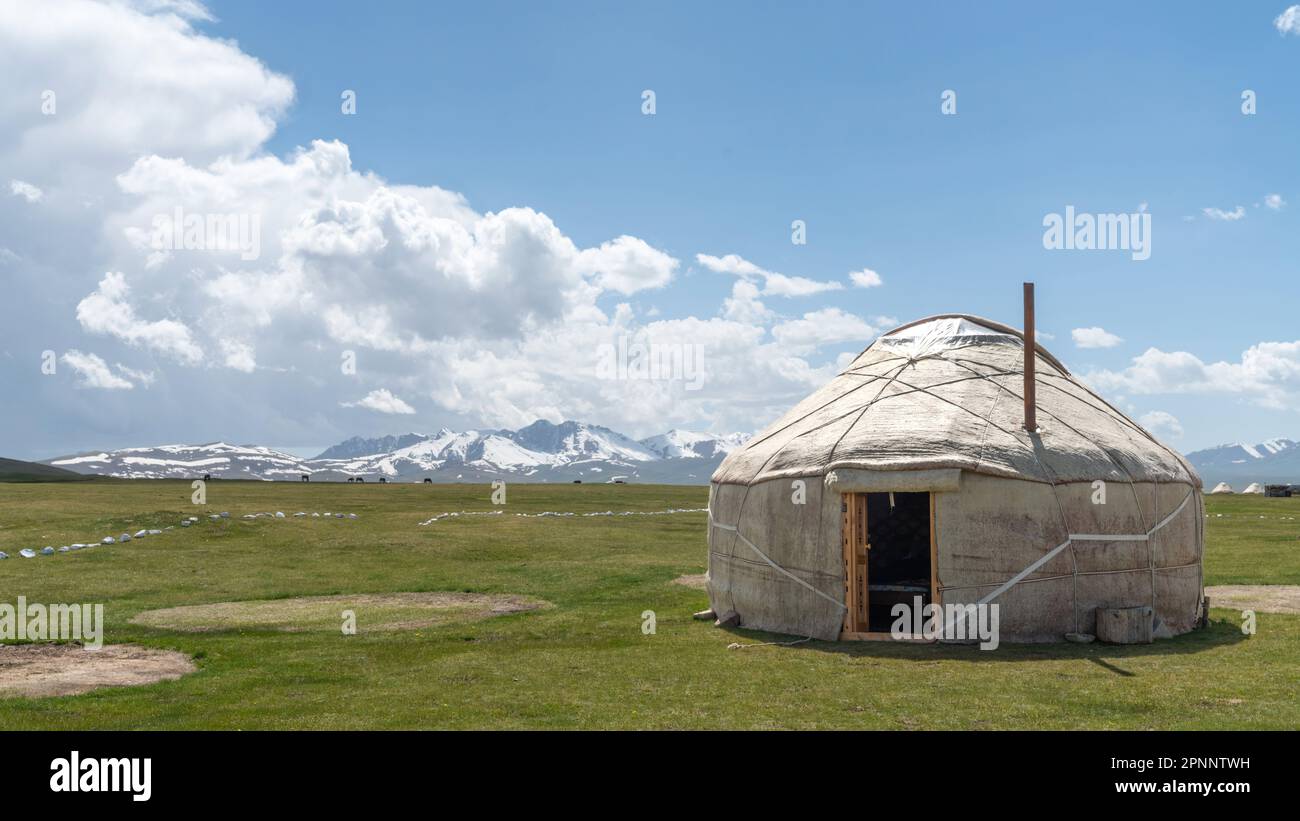 Tradizionale tenda Yurt all'altopiano del lago di Song Kul in Kirghizistan. Le tende di iurta sono tende tradizionali e portatili fatte di feltro che sono usate come forma di un Foto Stock