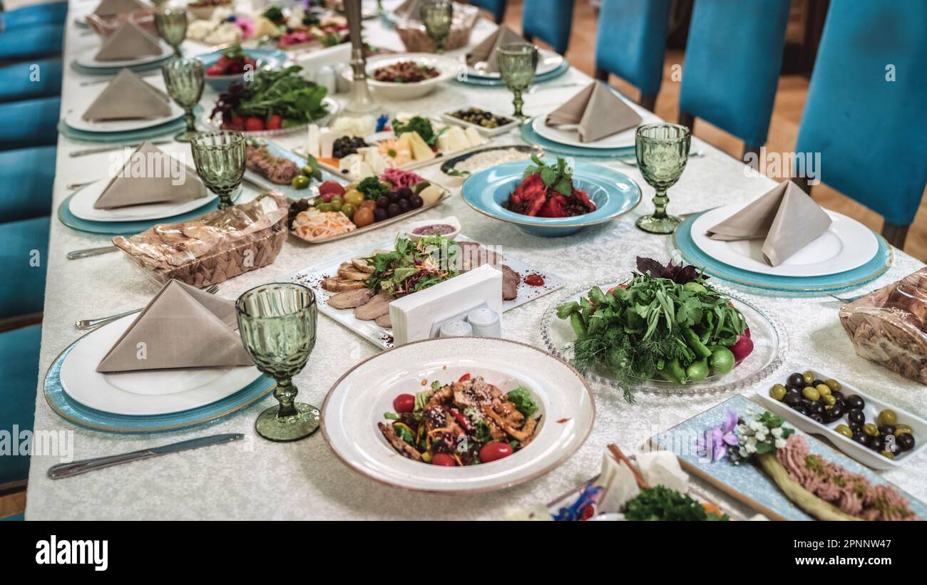 Baku, Azerbaijan - 2022 dicembre: Cucina tradizionale azerbaigiano messa a punto in un ambiente del ristorante, servita famiglia-stile, con una varietà di piccoli plat Foto Stock