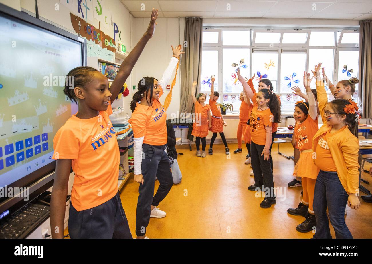 UTRECHT - 20/04/2023, UTRECHT - Bambini durante l'undicesima edizione dei Giochi del Re, che si svolgerà in 2 giorni nel 2023 a causa della Sugar Fest. I Giochi del Re furono organizzati per la prima volta nel 2013, nel contesto dell'inaugurazione del Re Willem-Alexander. L'obiettivo era mostrare ai bambini e ai genitori della scuola elementare che mangiare una buona colazione insieme e fare esercizio fisico attivo sono importanti e divertenti. ANP EVA PLEVIER olanda fuori - belgio fuori Foto Stock