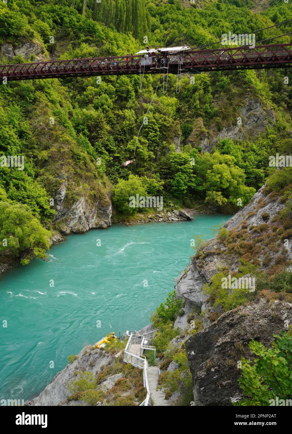 La casa di Bungy, AJ Hackett al ponte Kawarau vicino Queenstown in Nuova Zelanda. Le immagini mostrano le persone che saltano e una che viene raccolta. Foto Stock