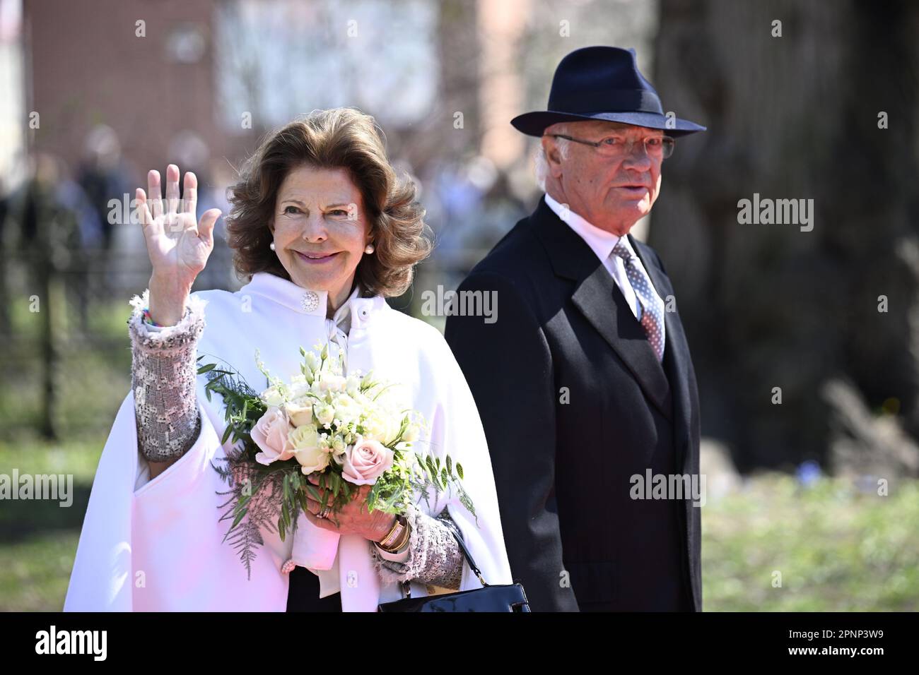 Karlskrona, Svezia. 20th Apr, 2023. Il re svedese Carl XVI Gustaf e la regina Silvia piantano un albero nel Parco dell'Ammiragliato (Amiralitetsparken) durante la visita reale alla contea di Blekinge il 20 aprile 2023, per celebrare il giubileo di HM il re del 50th. Foto: Johan Nilsson/TT code 50090 Credit: TT News Agency/Alamy Live News Foto Stock