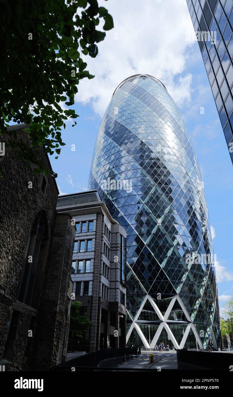 Londra - 05 21 2022: Vista di St Mary Ax (il Gherkin) da Great St Helen's. Foto Stock