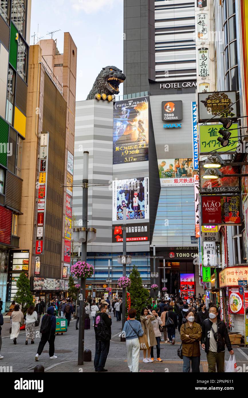 Godzilla Street a Shinjuku Tokyo, zona urbana affollata e quartiere degli hotel, Tokyo, Giappone Foto Stock