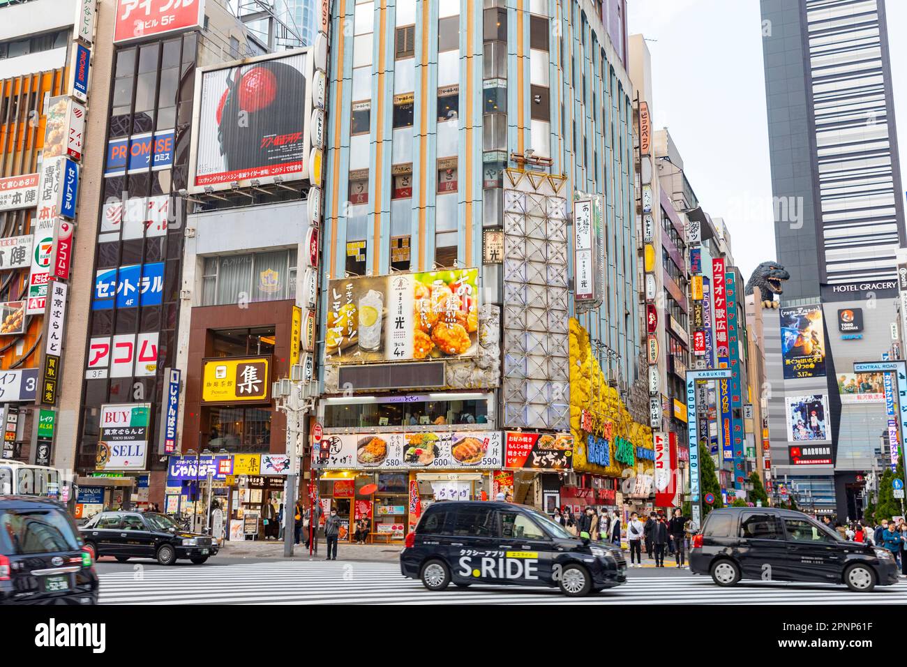 Shinjuku Tokyo 2023 aprile, hotel Gracery e statua Godzilla, luci al neon e segni, Shinjuku Tokyo, Giappone Foto Stock
