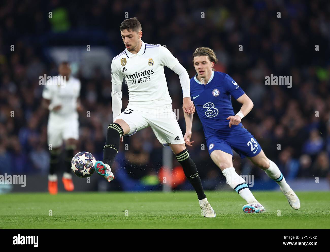 Federico Valverde del Real Madrid e Conor Gallagher del Chelsea durante la partita di calcio Chelsea contro Real Madrid, UEFA Champions League, Quarter-Final- le Foto Stock