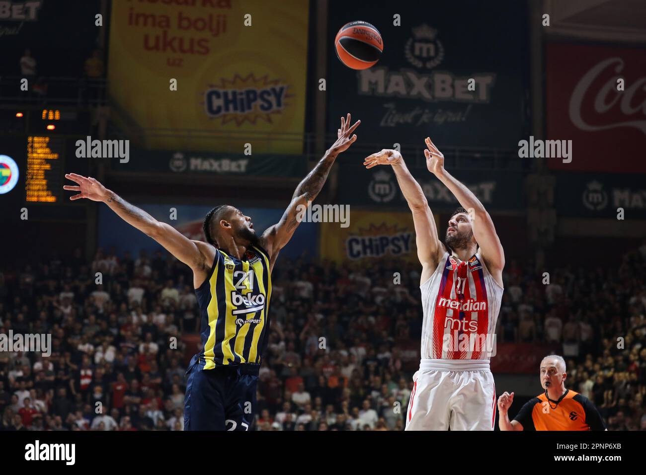 Belgrado, Serbia, 13 aprile 2023. Dyshawn Pierre di Fenerbahce Beko Istanbul cerca di bloccare Stefan Markovic di Crvena Zvezda MTS Belgrado durante la partita Eurolega della Turkish Airlines del 2022/2023 tra Crvena Zvezda MTS Belgrado e Fenerbahce Beko Istanbul nella sala Aleksandar Nikolic di Belgrado, Serbia. Aprile 13, 2023. Credito: Nikola Krstic/Alamy Foto Stock