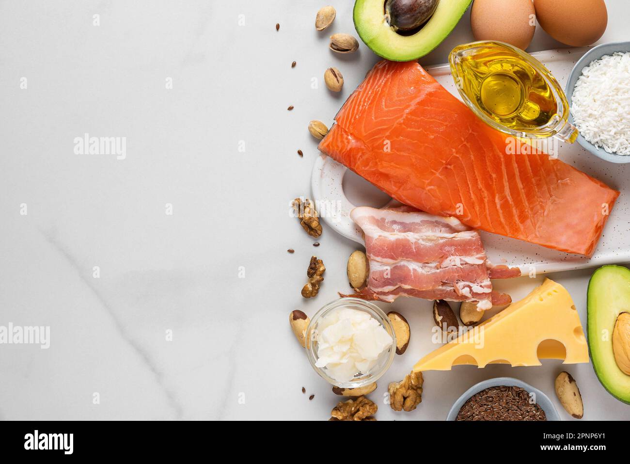 Alimenti sani basso carb keto dieta con grassi sani e proteine su sfondo bianco. Vista dall'alto con spazio di copia. Dieta paleo Foto Stock