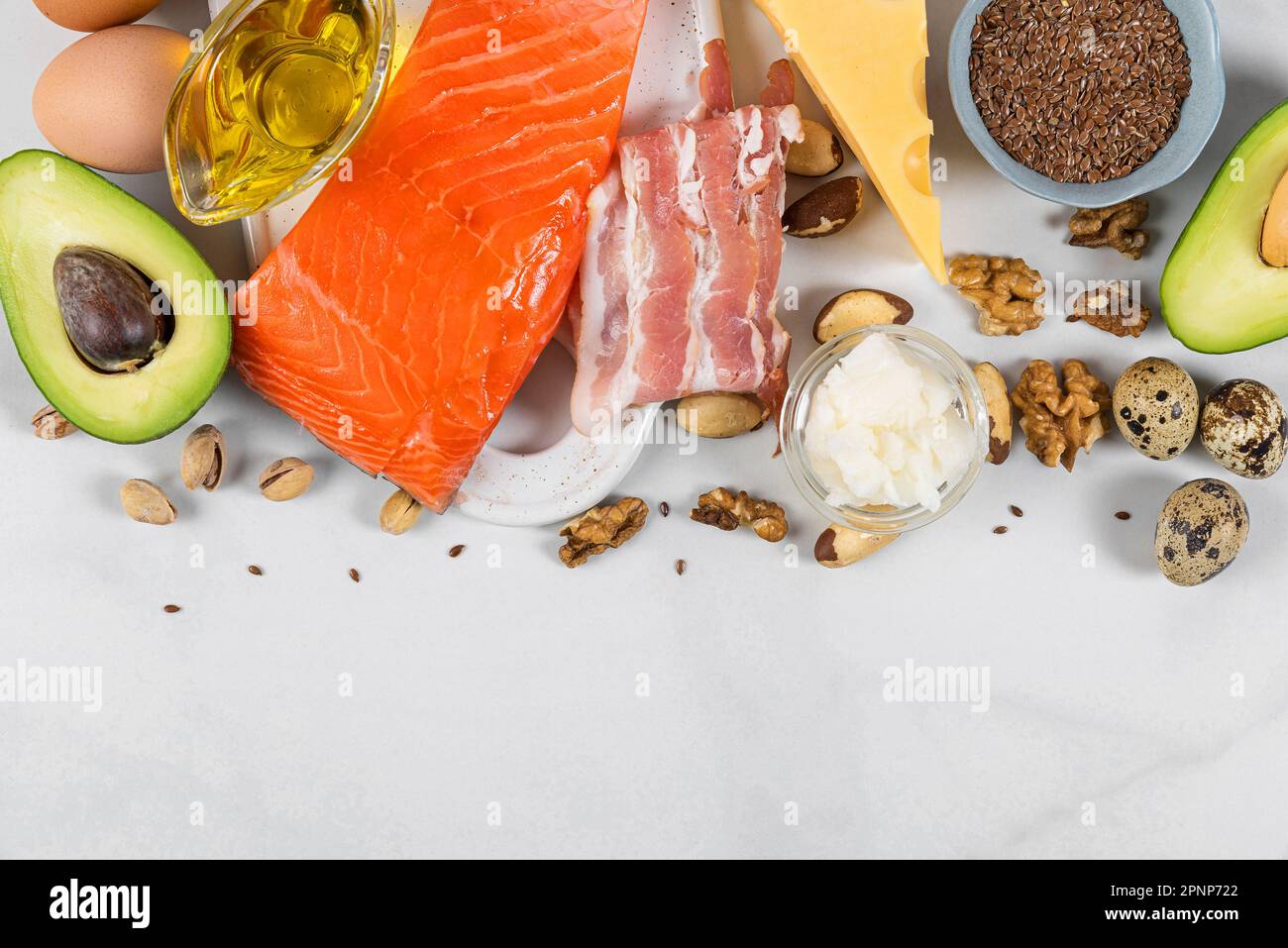 Dieta chetogenica a basso contenuto di carboidrati con alimenti ricchi di grassi sani e proteine su sfondo bianco. Vista dall'alto con spazio di copia. Dieta paleo Foto Stock