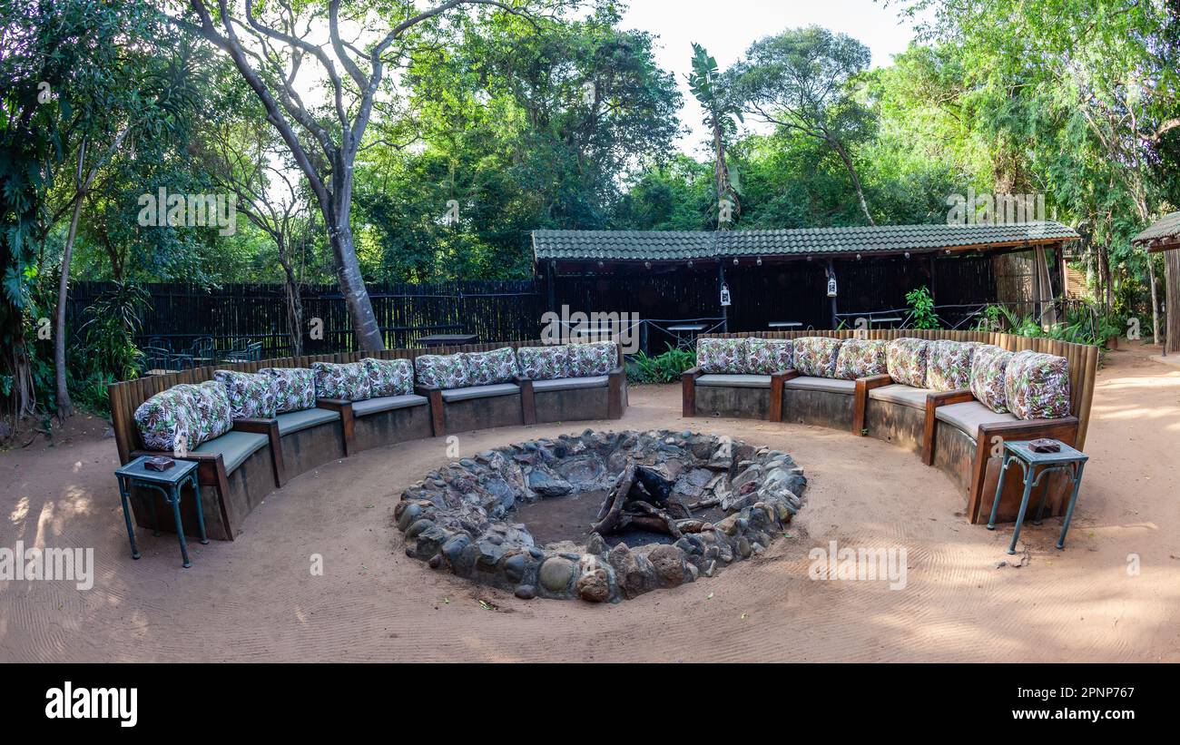 Wildlife Wildlife Bush Safari Camping all'aperto fuoco pit circondato da sedie a sdraio. Foto Stock