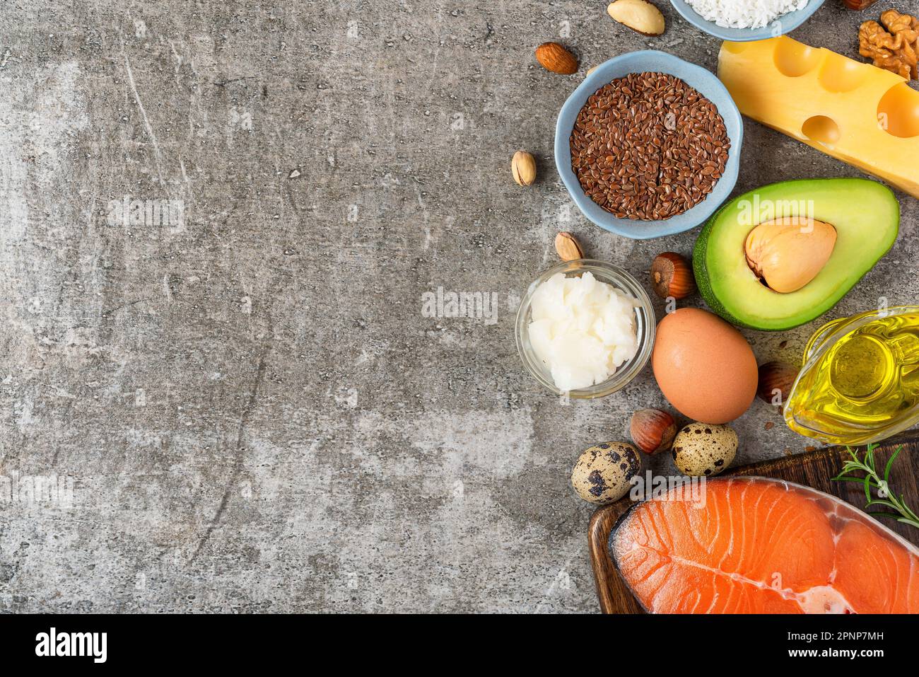 Alimenti sani basso cheto carb dieta con grassi sani e proteine su sfondo concreto. Vista dall'alto con spazio di copia. Dieta paleo Foto Stock