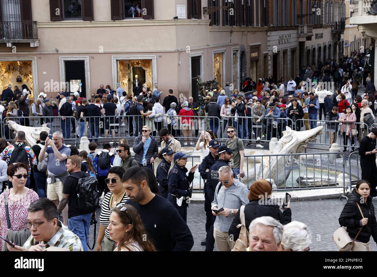 Roma, Italia. Aprile 20, 2023. 20/04/2023, recinzioni e sicurezza intorno alla fontana della Barcaccia nella corsa alle quarti di finale di Feyenoord contro COME Roma in Europa League. Dopo precedenti rivolte e vandalismo, recinzioni sono state poste intorno a monumenti importanti e extra capi di polizia di pattuglia alcuni quartieri. ANP MAURICE VAN PIETRA Foto Stock