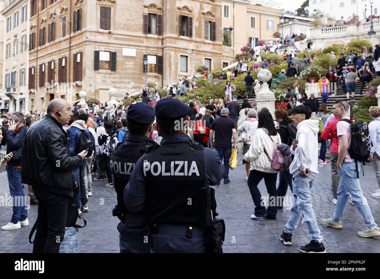 Roma, Italia. Aprile 20, 2023. 20/04/2023, recinzioni e sicurezza intorno alla fontana della Barcaccia nella corsa alle quarti di finale di Feyenoord contro COME Roma in Europa League. Dopo precedenti rivolte e vandalismo, recinzioni sono state poste intorno a monumenti importanti e extra capi di polizia di pattuglia alcuni quartieri. ANP MAURICE VAN PIETRA Foto Stock