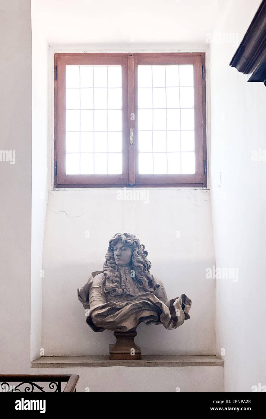 Un busto di marmo di Luigi XIV, il Re Sole di Francia, è esposto in modo preminente davanti ad una grande finestra, illuminata da luce naturale Foto Stock