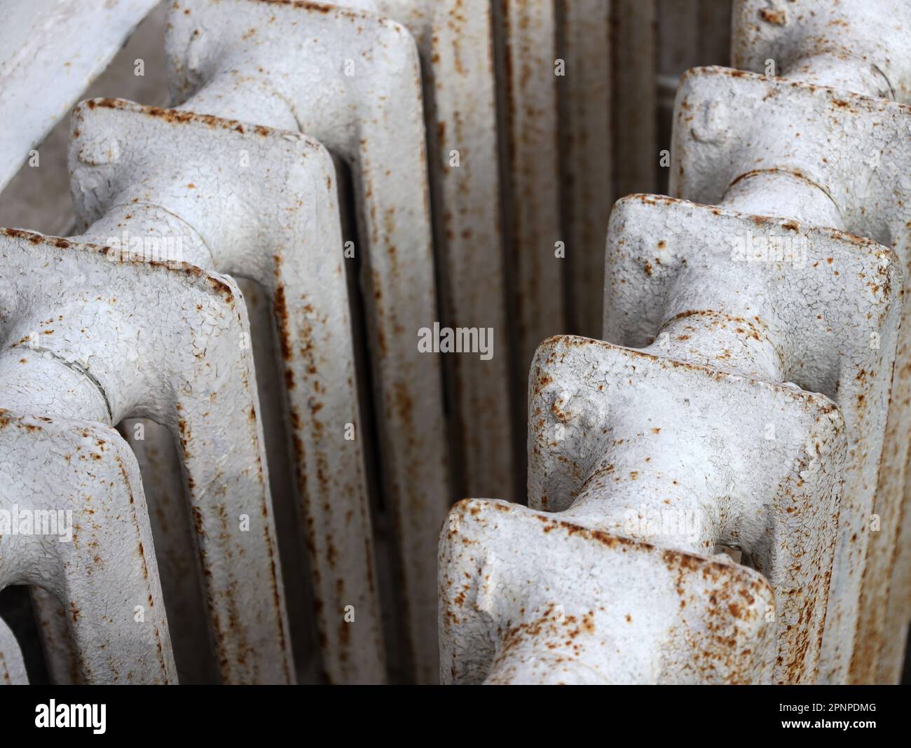 Primo piano delle vecchie batterie bianche in ghisa. Vecchia batteria di riscaldamento centrale in ghisa. Rottami metallici e riciclabili. Consegna di rottami metallici, sostituzione del Th Foto Stock