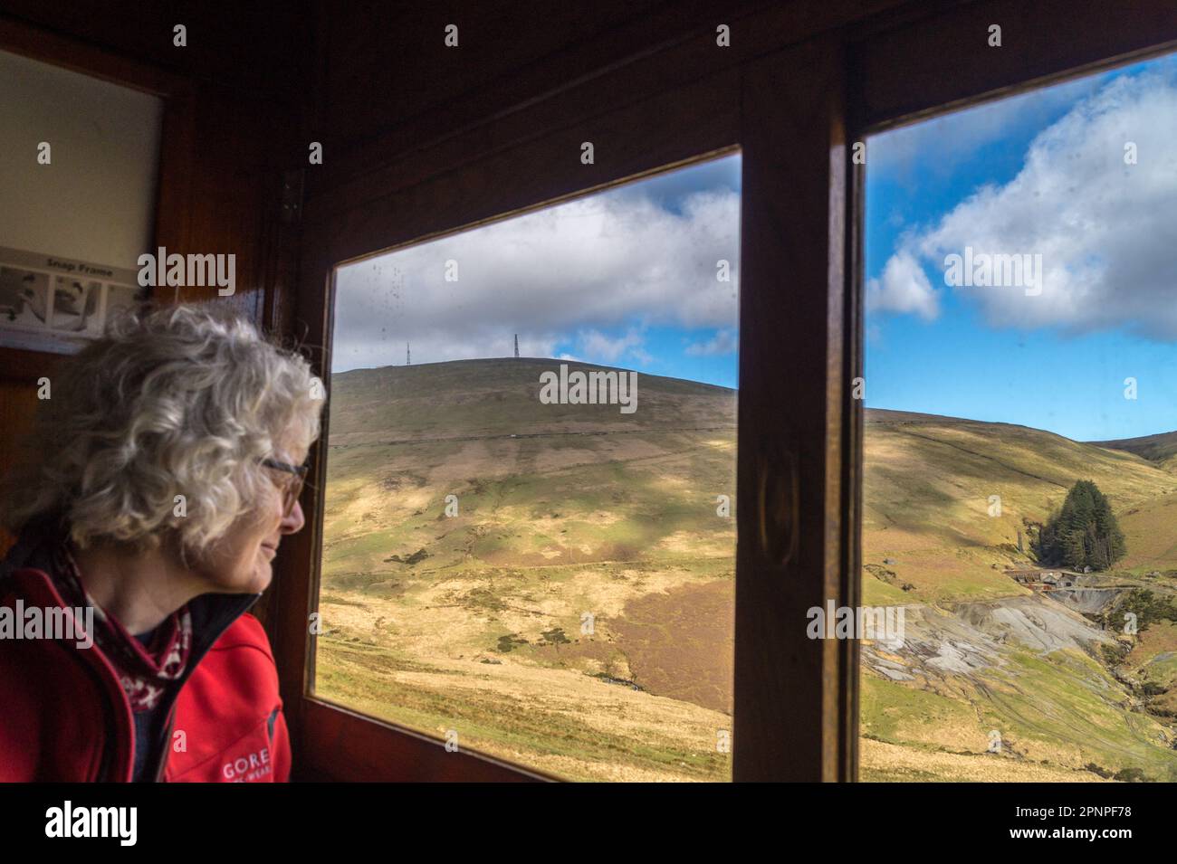 Vista del monte Scaedell dalla ferrovia del monte Scaedell, dalla ferrovia e dalla carrozza elettrica Manx, dall'isola di Man Foto Stock