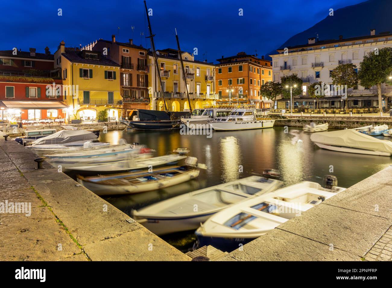 Vista notturna del porto, Malcesine, Lago di Garda, Veneto, Italia Foto Stock