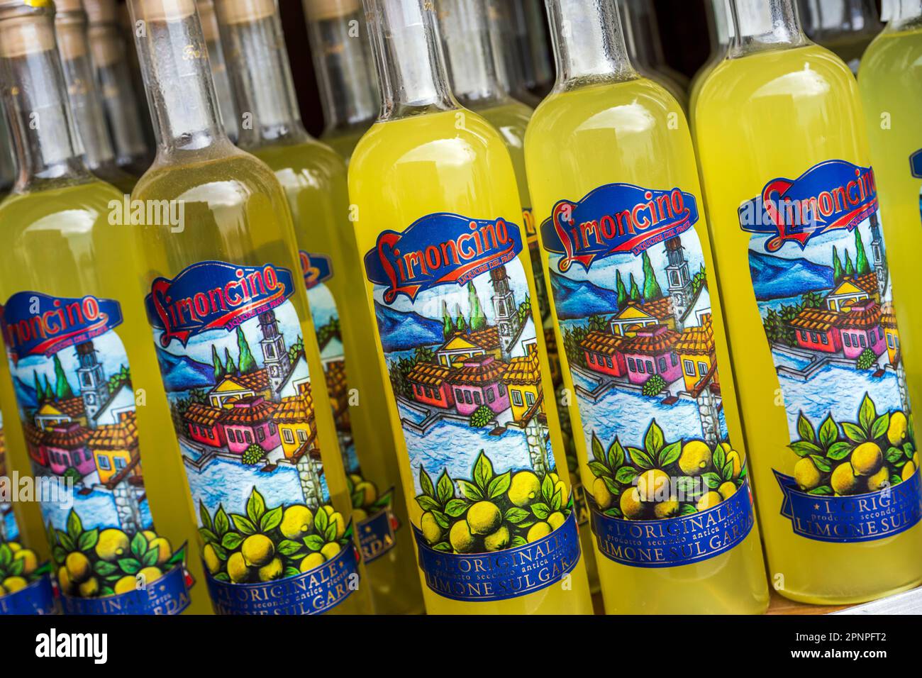 Limoncello del Garda liquore al limone in vendita in un negozio di souvenir, Limone sul Garda, Lago di Garda, Lombardia, Italia Foto Stock