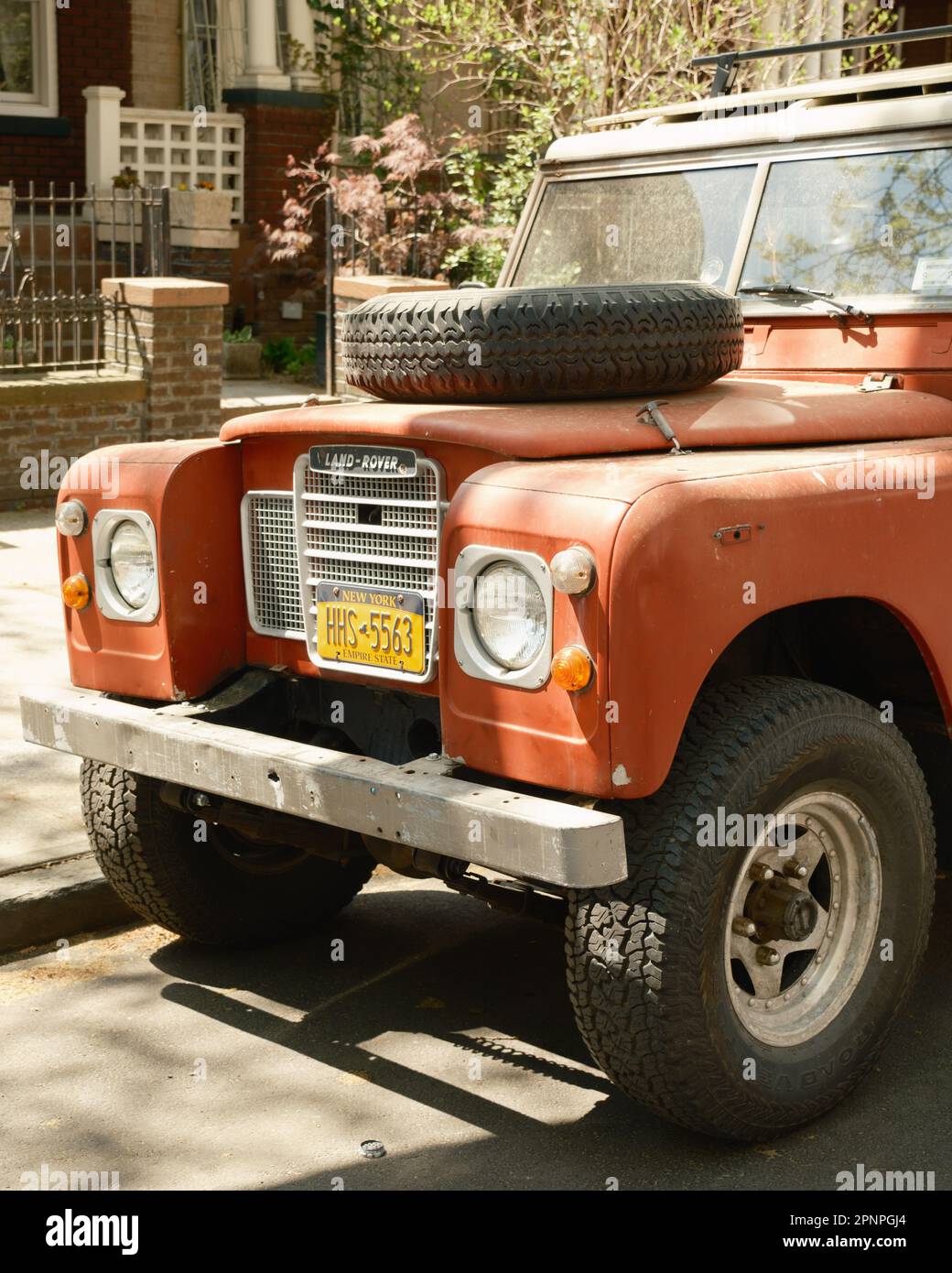 Un Land Rover Defender rosso, a Crown Heights, Brooklyn, New York Foto Stock
