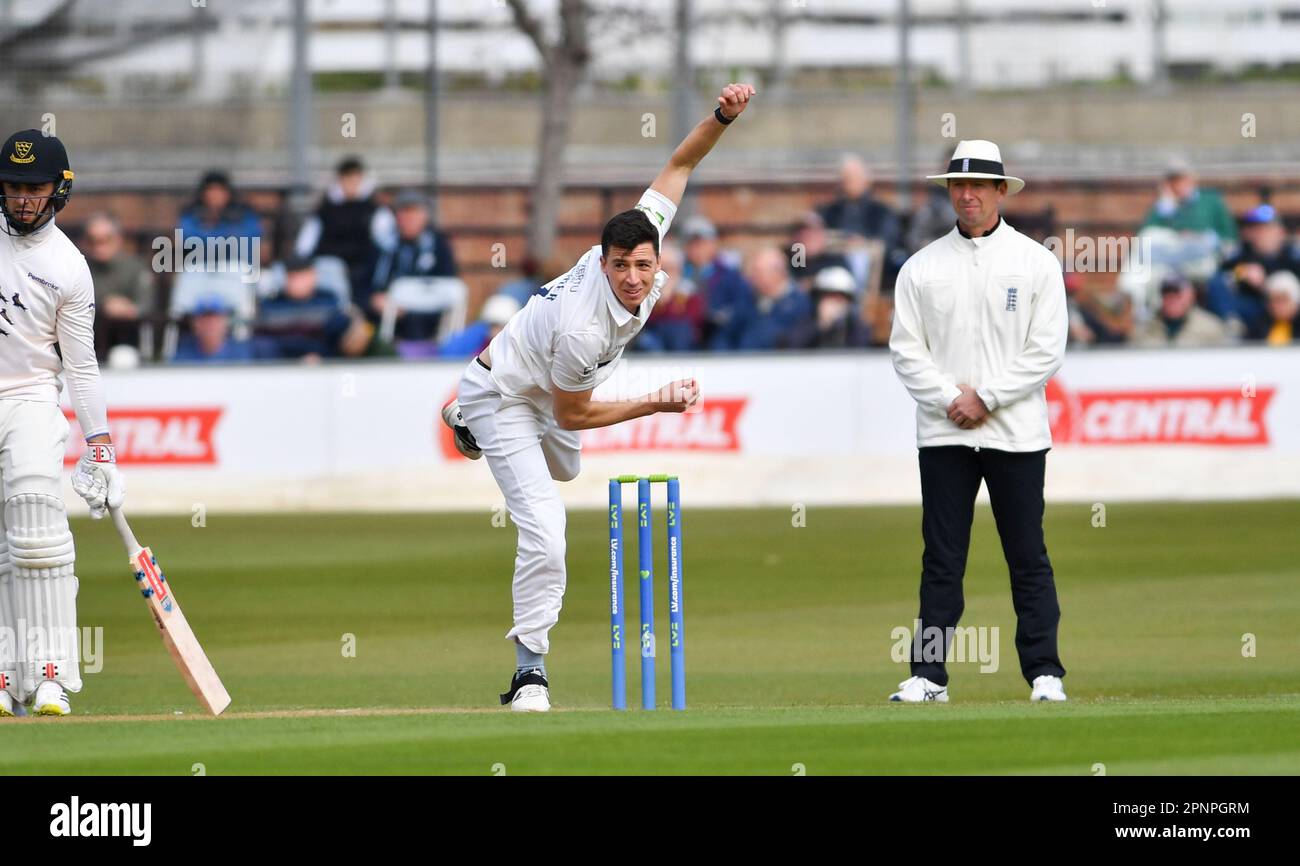 Hove UK 20th Aprile 2023 - Matthew Fisher bowling per lo Yorkshire contro il Sussex durante la partita di cricket LV= Insurance County Championship al 1st Central County Ground di Hove : Credit Simon Dack /TPI/ Alamy Live News Foto Stock