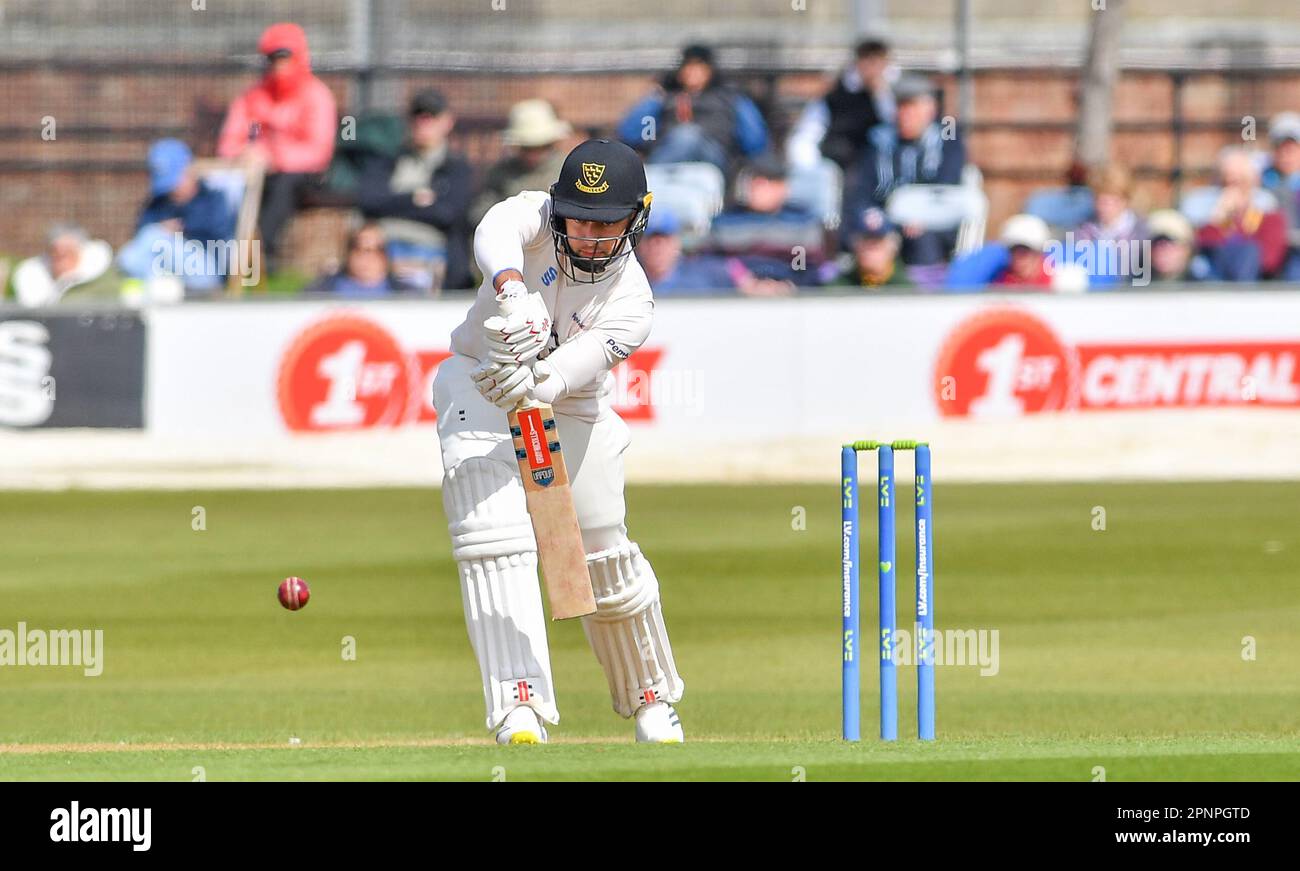 Hove UK 20th Aprile 2023 - Tom Haines battendo per il Sussex contro lo Yorkshire durante la partita di cricket LV= Insurance County Championship al 1st Central County Ground di Hove : Credit Simon Dack /TPI/ Alamy Live News Foto Stock