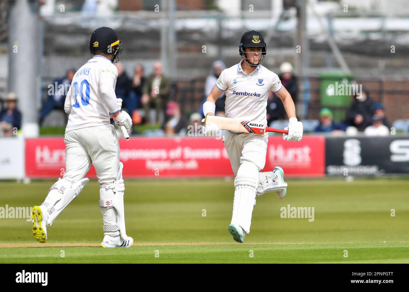 Hove UK 20th Aprile 2023 - Alistair Orr of Sussex si mette in corsa contro lo Yorkshire durante la partita di cricket LV= Insurance County Championship al Central County Ground 1st di Hove : Credit Simon Dack /TPI/ Alamy Live News Foto Stock