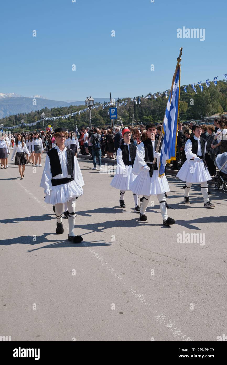 Adolescenti locali in costume nazionale il giorno dell'Indipendenza a Galaxidi in Grecia Foto Stock