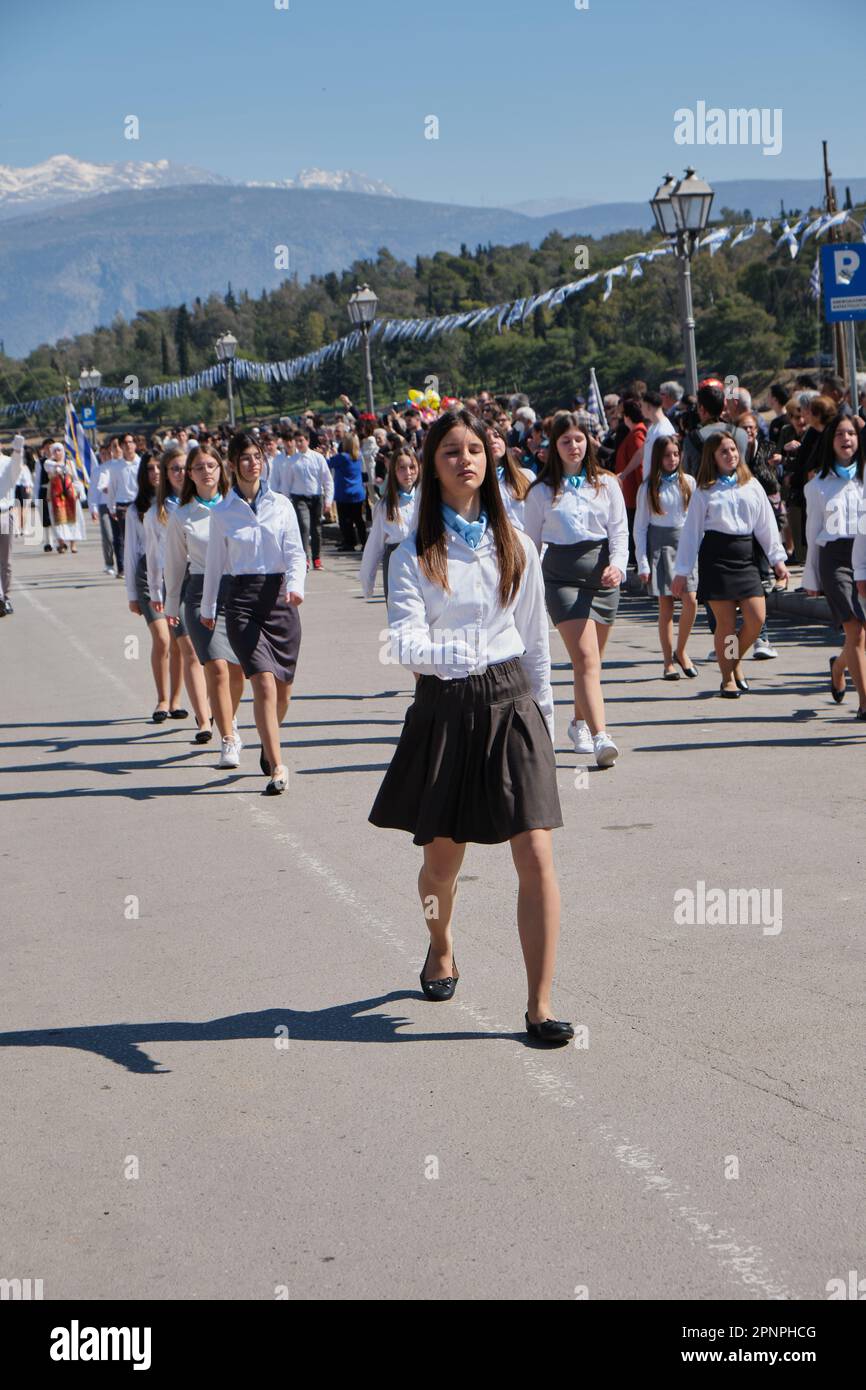 Ragazze adolescenti locali il giorno dell'Indipendenza a Galaxidi in Grecia Foto Stock