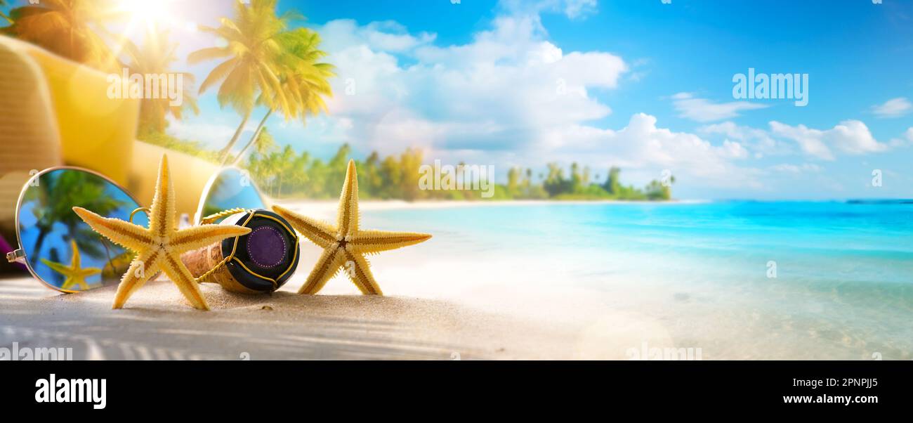 Vacanza di luna di miele sulla Sunny Tropical Sandy Beach con foglie di palma e Paradise Island Foto Stock