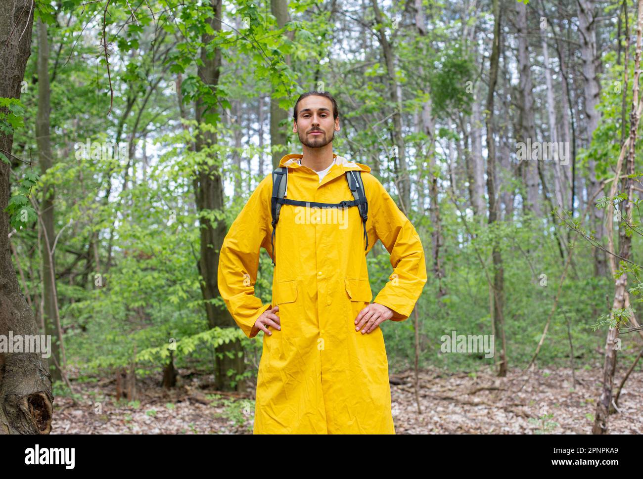 Uomo lungo capelli che cammina nella foresta Foto Stock