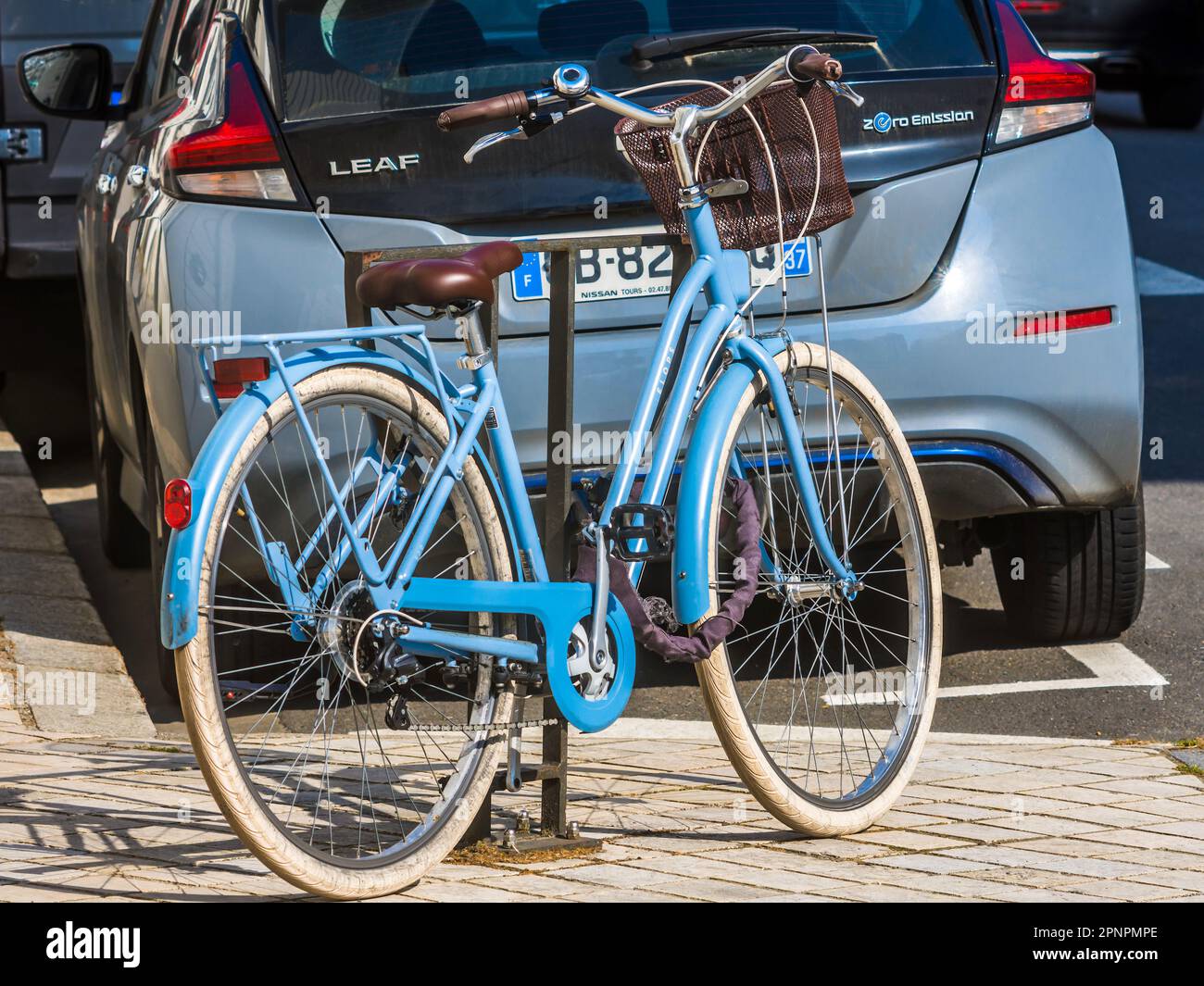 Bicicletta blu BTwin Elops incatenata a Tours, Indre-et-Loire (37), Francia. Foto Stock
