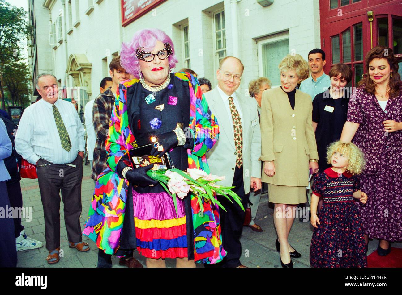 Dame Edna everage (Barry Humphries) al New Theatre di Cardiff, Galles, Regno Unito, ottobre 1995. Fotografia: Rob Watkins Foto Stock