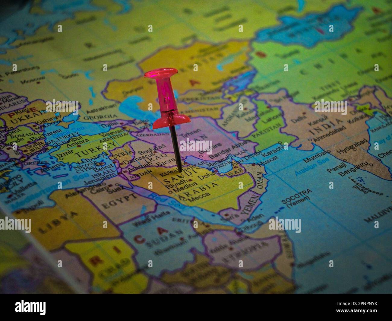 arabia Saudita dubai sulla colorata mappa del mondo Foto Stock