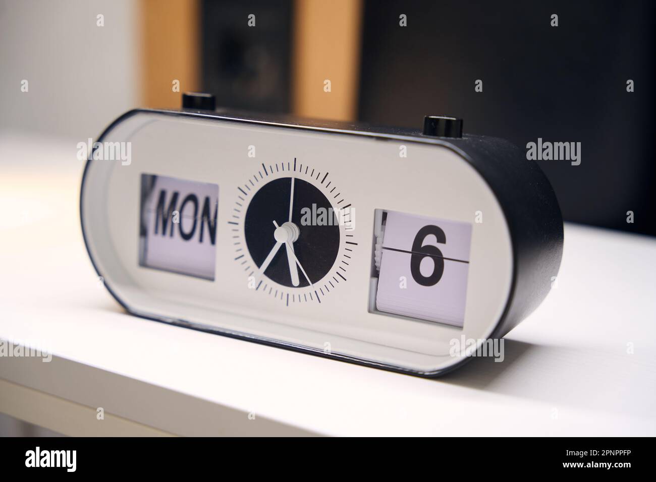 Sul tavolo c'è una moderna sveglia elettronica Foto Stock
