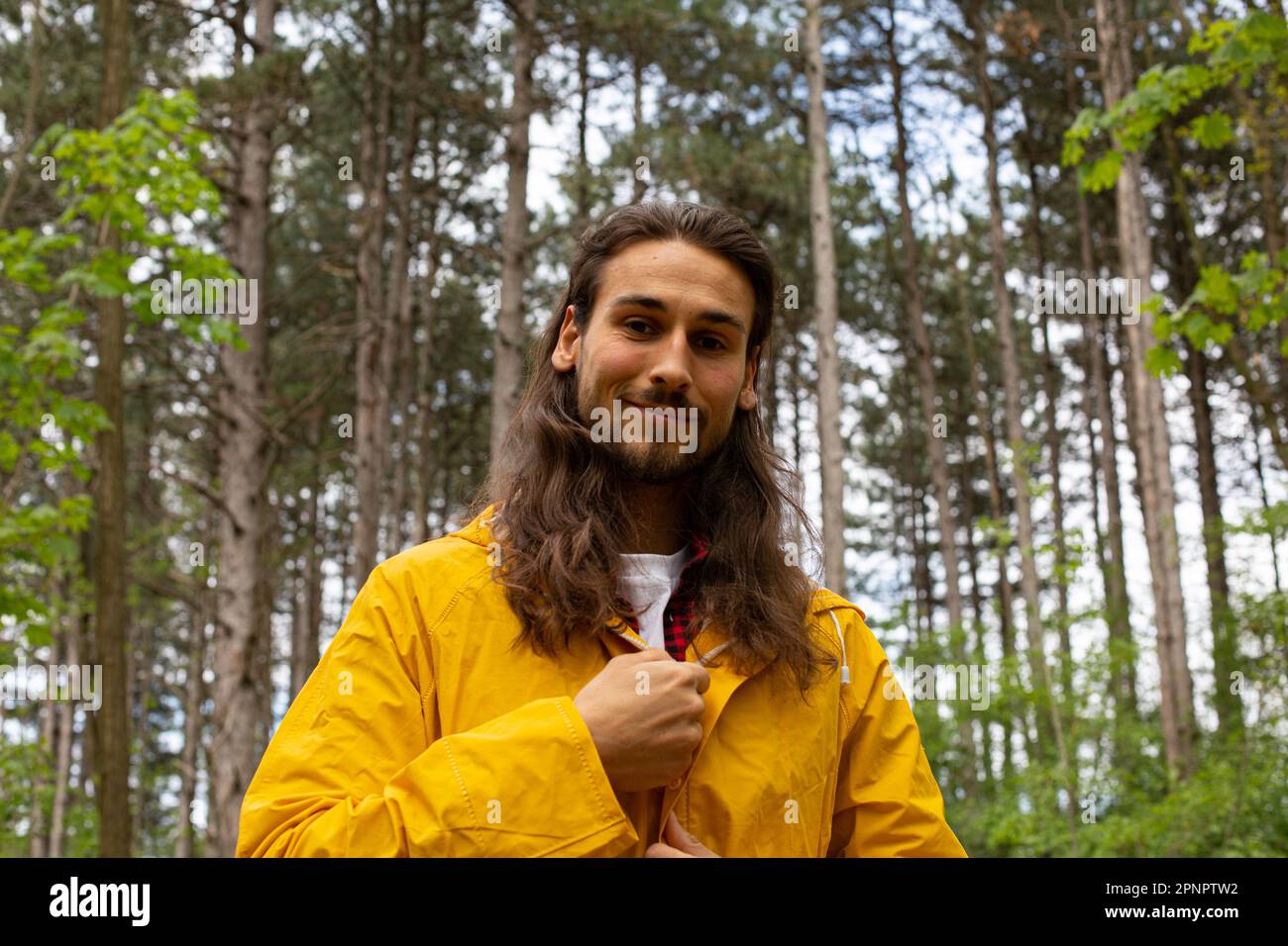 Uomo che cammina nella foresta Foto Stock