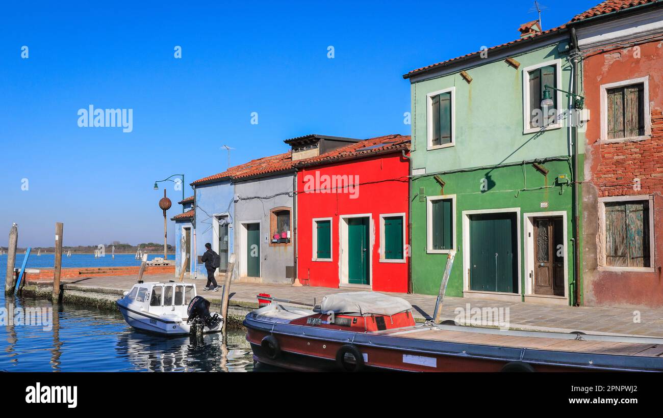 Isola di Burano, case colorate e riflessi del canale, scenario tranquillo, Venezia, Italia Foto Stock