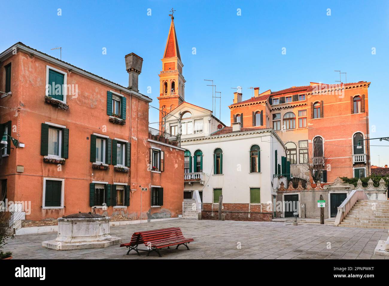 Venezia, piazza tranquilla e architettura storica in serata, quartiere Arsenale, Venezia, Italia Foto Stock