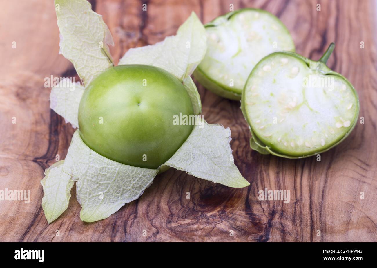 Primo piano di Tomatillos su Un tagliere Foto Stock