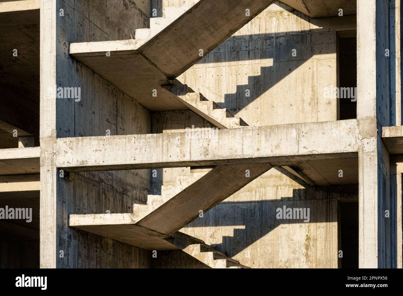 Schema di architettura geometrica minimo astratto. Scale in cemento in cantiere. Costruzione di una casa. Contesto industriale Foto Stock