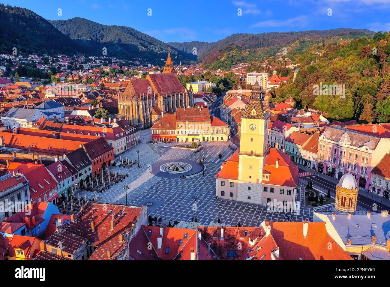 Brasov, Romania. Vista aerea della città vecchia all'alba. Foto Stock