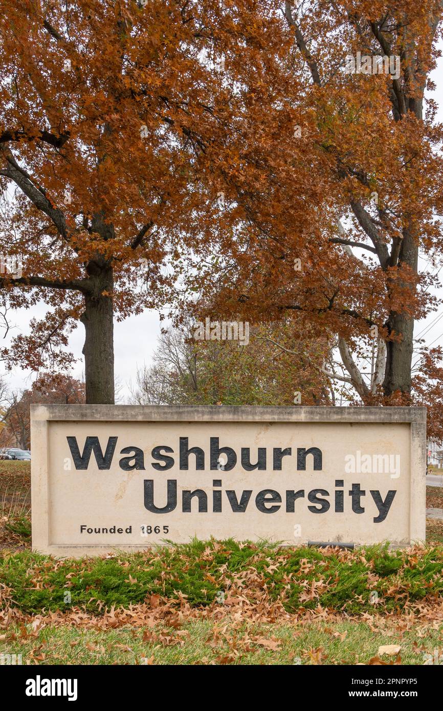TOPEKA, KS, USA – 3 NOVEMBRE 2022: Cartello d'ingresso al campus della Washburn University. Foto Stock