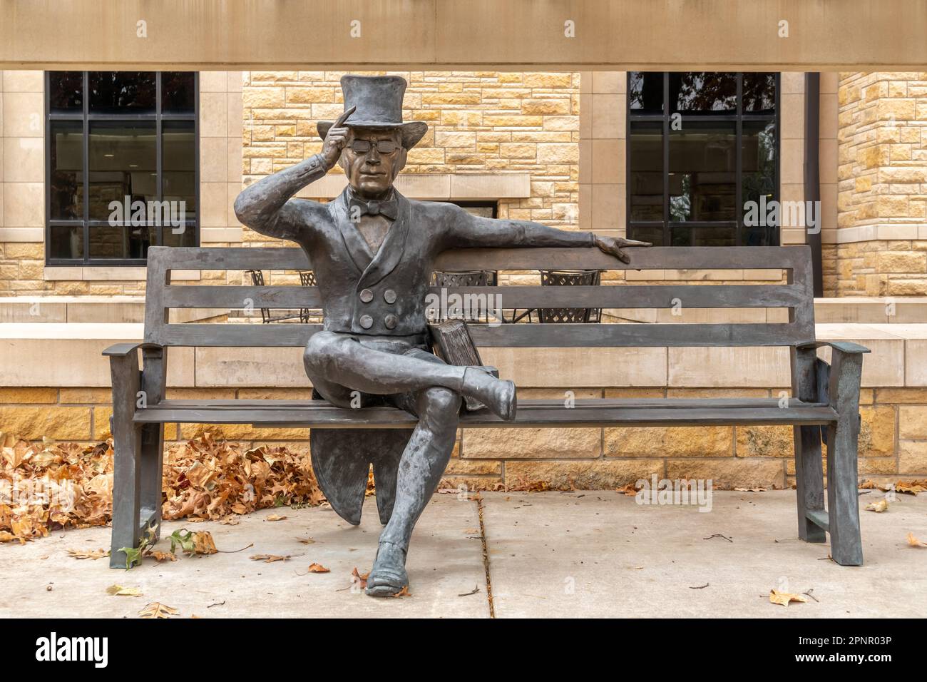 TOPEKA, KS, USA – 3 NOVEMBRE 2022: Statua di Ichabod Washburn nel campus della Washburn University. Foto Stock
