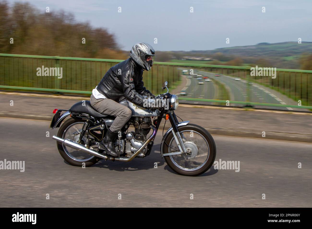 2001 Royal Enfield Bullet 500 Single AC 4T Black Motorcycle Roadster benzina 499 cc; attraversando il ponte autostradale a Greater Manchester, Regno Unito Foto Stock