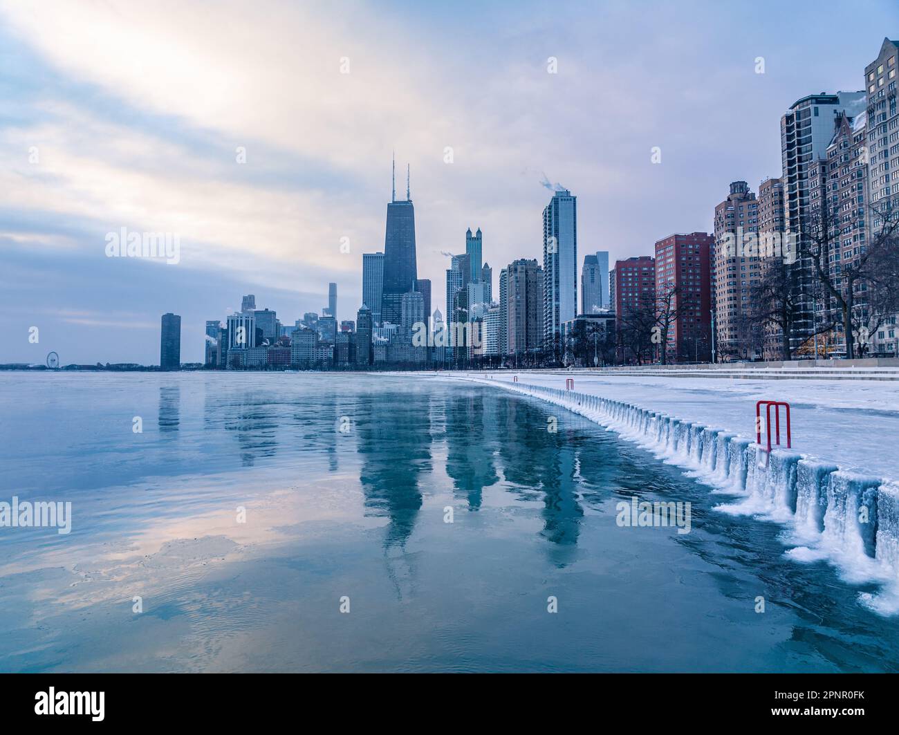 Skyline della città con Sears Tower e Reflections nel lago Michigan, Chicago, Illinois, USA Foto Stock